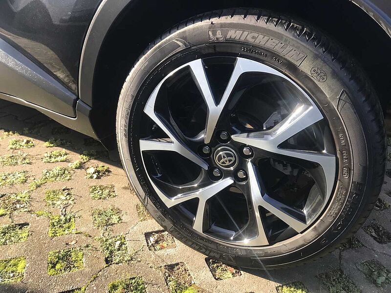 Toyota C-HR Hybrid 2.0 Team D / Standheizung