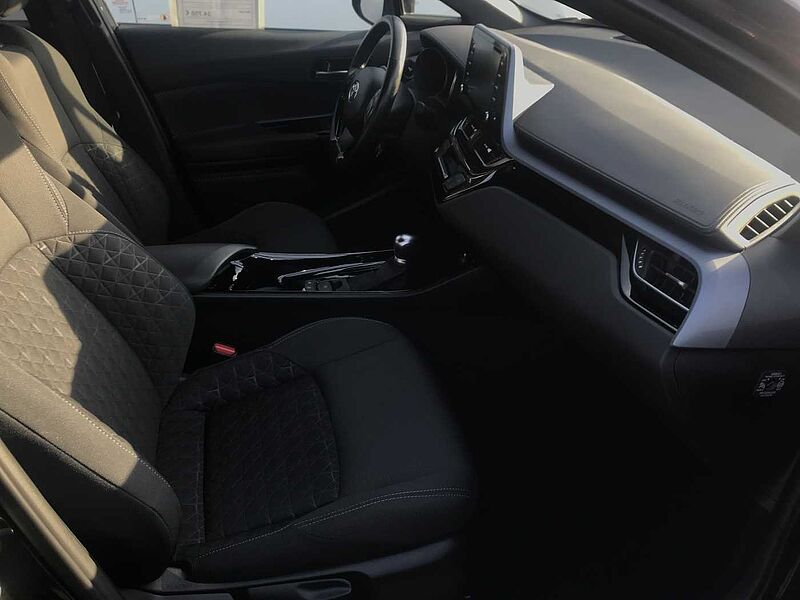 Toyota C-HR Hybrid 2.0 Team D / Standheizung